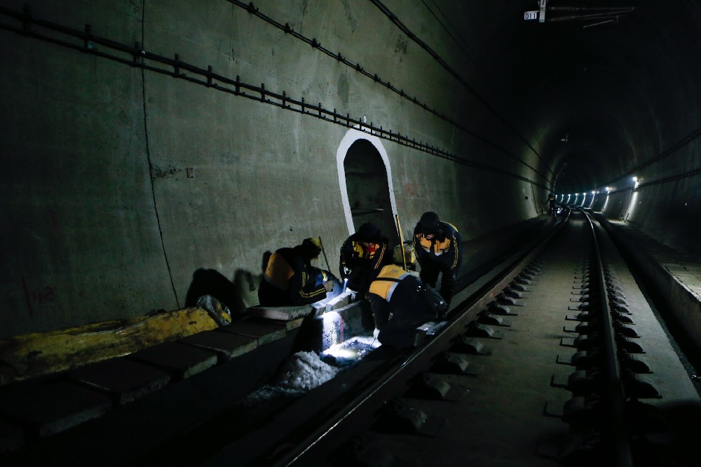 察哈尔右翼中铁路运营隧道病害现状